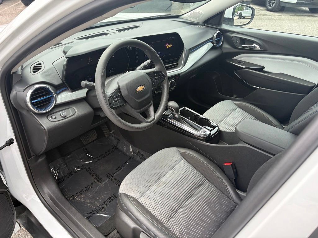 Used 2025 Chevrolet Trax LT FWD image 13