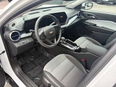 Used 2025 Chevrolet Trax LT FWD image 13