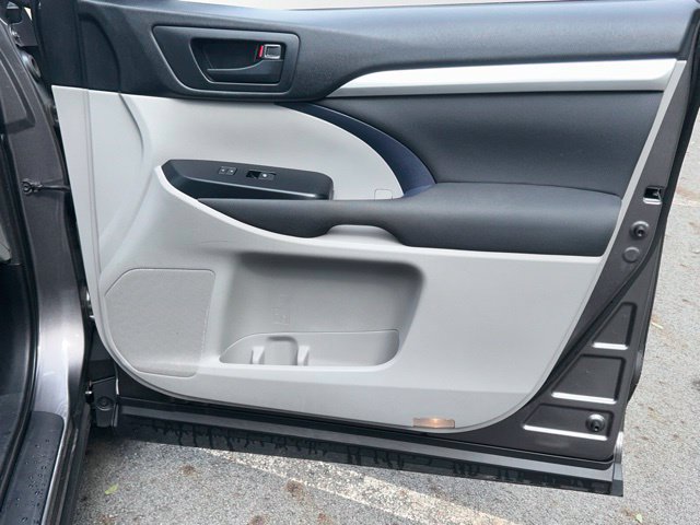 Used 2019 Toyota Highlander LE AWD/4WD image 26