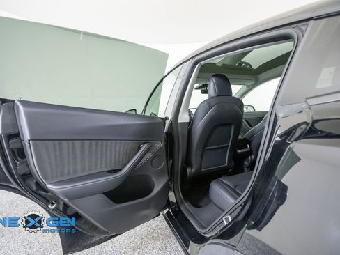 Used 2022 Tesla Model Y Long Range AWD/4WD image 24