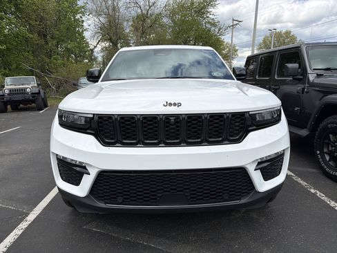 Certified 2023 Jeep Grand Cherokee Limited w/ Luxury Tech Group II AWD/4WD image 2