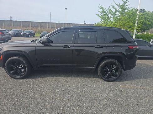 Used 2024 Jeep Grand Cherokee Limited w/ Luxury Tech Group II image 8