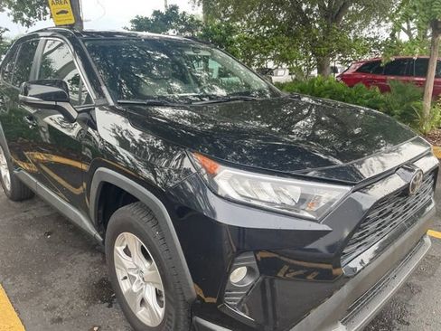 Used 2020 Toyota RAV4 XLE FWD image 2