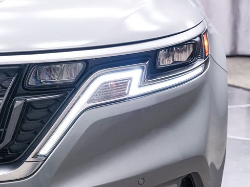 Used 2024 Kia Carnival EX image 11