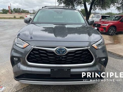Used 2020 Toyota Highlander Platinum FWD image 3