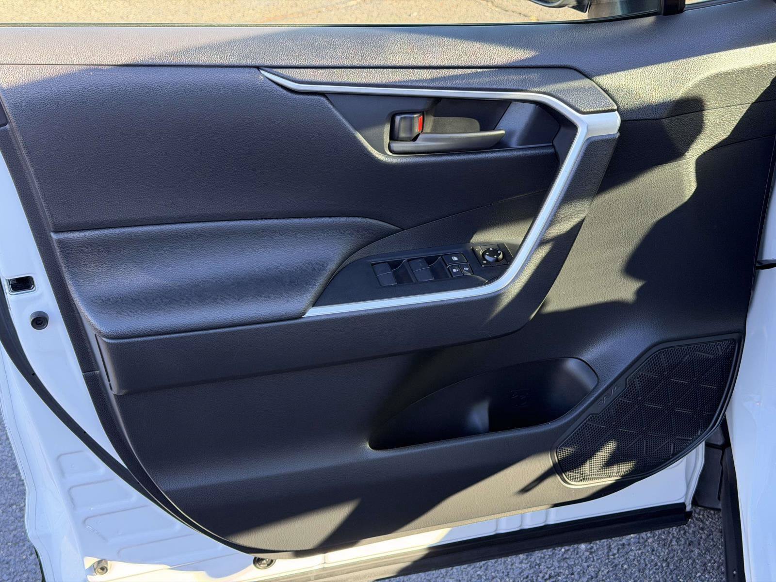 Used 2020 Toyota RAV4 LE w/ Carpet Mat Package AWD/4WD image 6