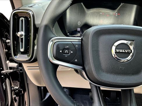 Used 2023 Volvo XC40 B5 Plus AWD/4WD image 11