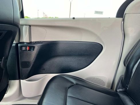 Certified 2024 Chrysler Pacifica Touring-L FWD image 23