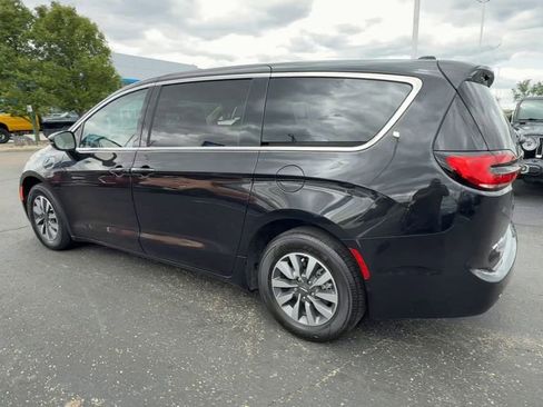 Used 2024 Chrysler Pacifica Limited FWD image 6