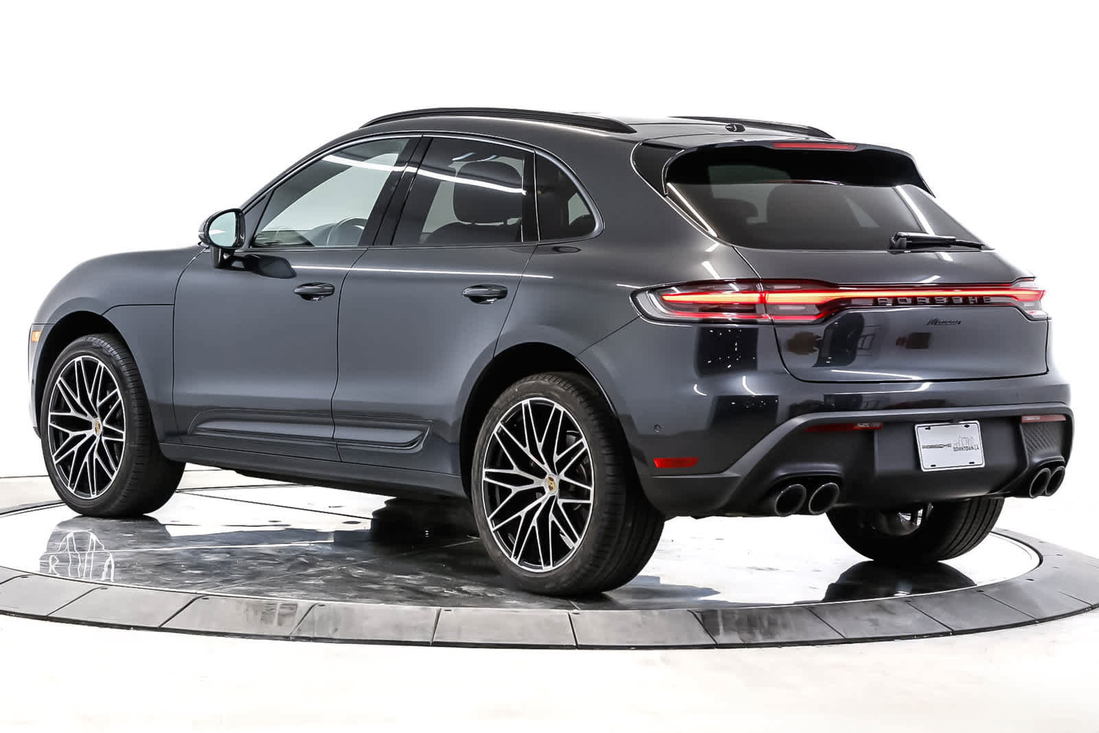 Certified 2023 Porsche Macan AWD/4WD image 3