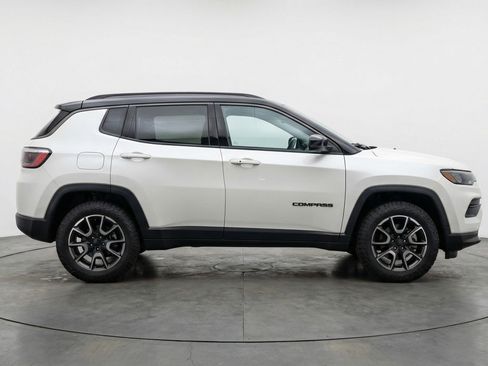 Used 2025 Jeep Compass Trailhawk AWD/4WD image 11