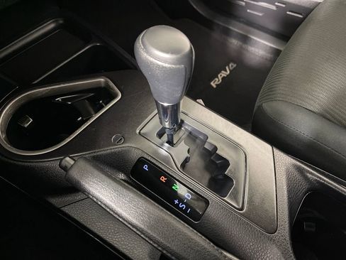 Used 2018 Toyota RAV4 LE image 24