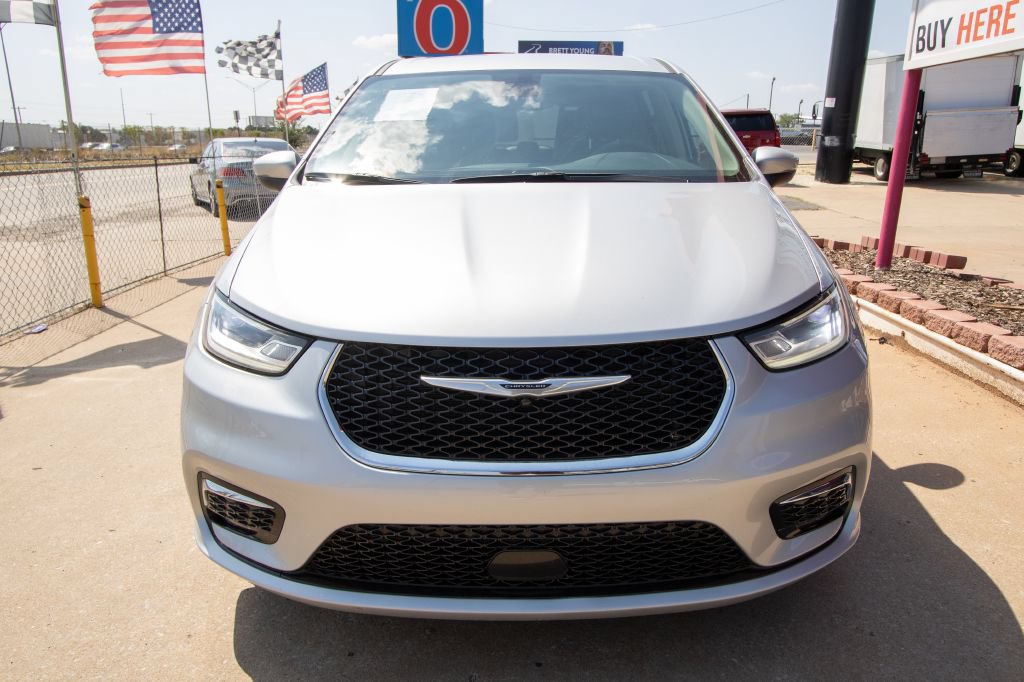 Used 2023 Chrysler Pacifica Touring-L FWD image 3