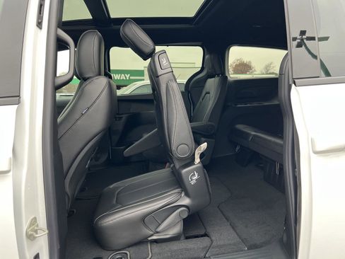 New 2026 Chrysler Pacifica Select AWD/4WD image 42