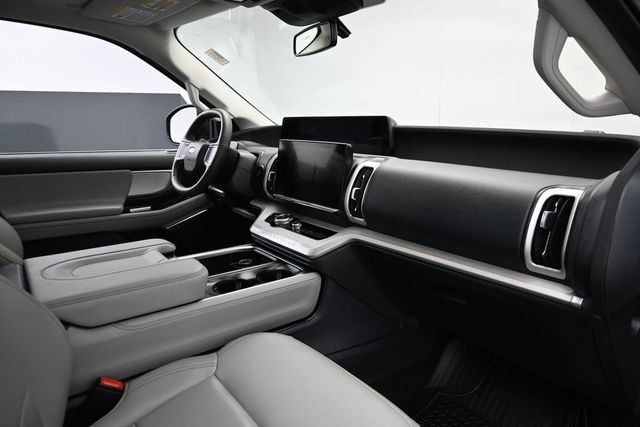 Certified 2025 Ford Expedition Active AWD/4WD image 32