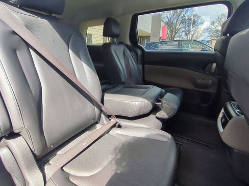 Used 2025 Kia Carnival image 31