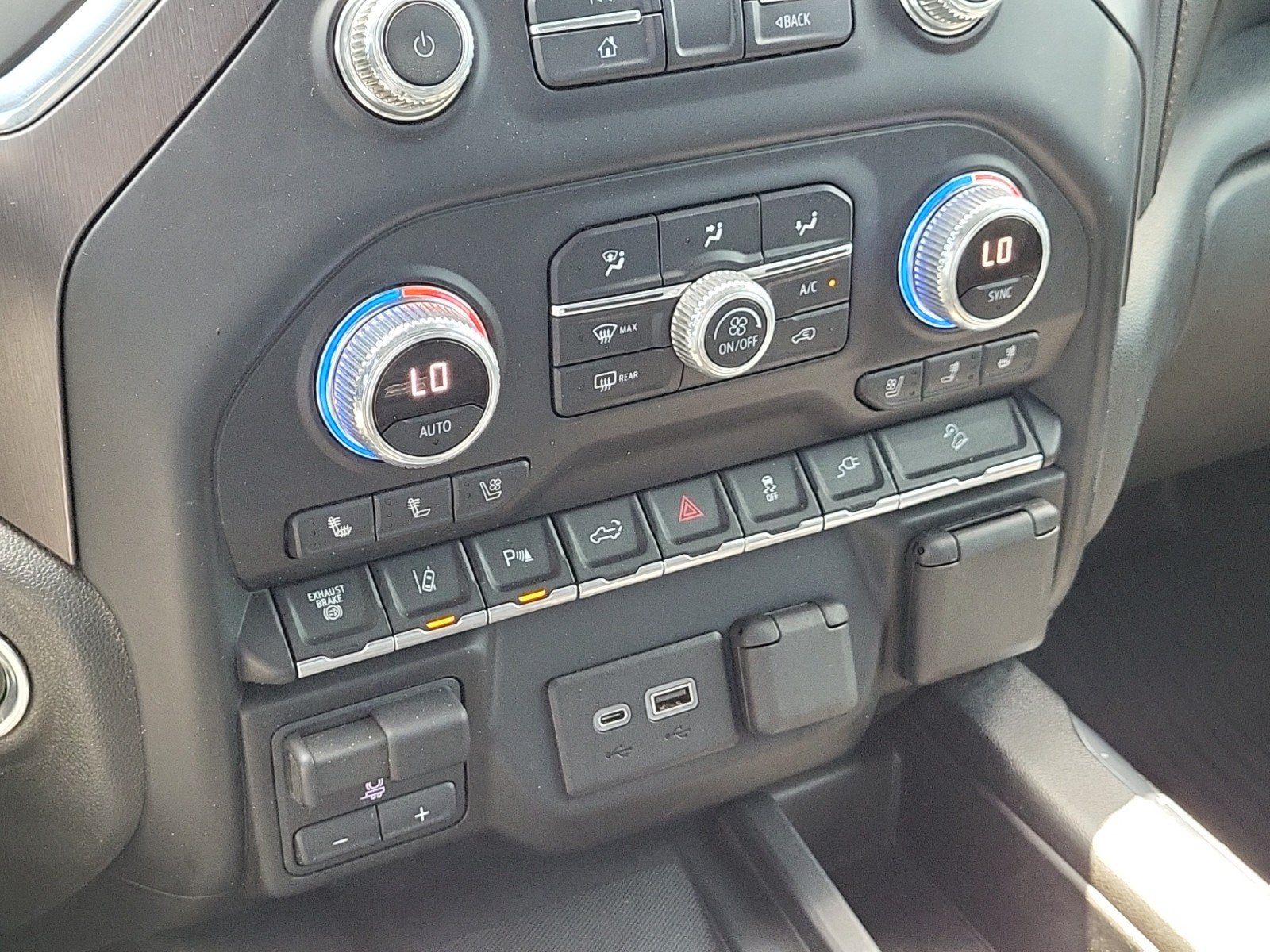 Used 2020 GMC Sierra 2500 AT4 w/ AT4 Premium Package AWD/4WD image 22