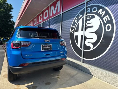 Used 2022 Jeep Compass Latitude AWD/4WD image 12