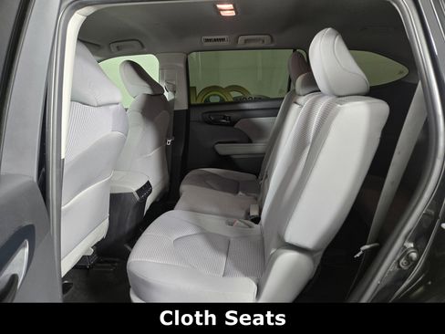 Used 2023 Toyota Highlander L FWD image 11