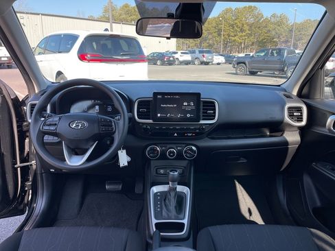 Certified 2025 Hyundai Venue SE image 8
