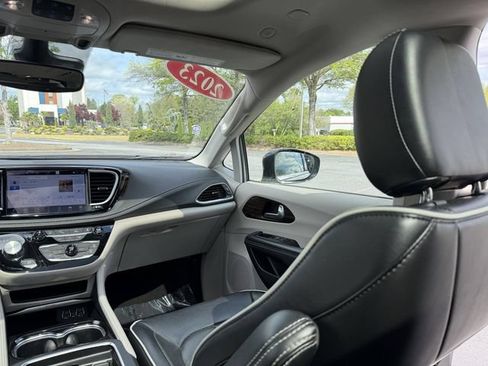 Used 2023 Chrysler Pacifica Limited FWD image 49