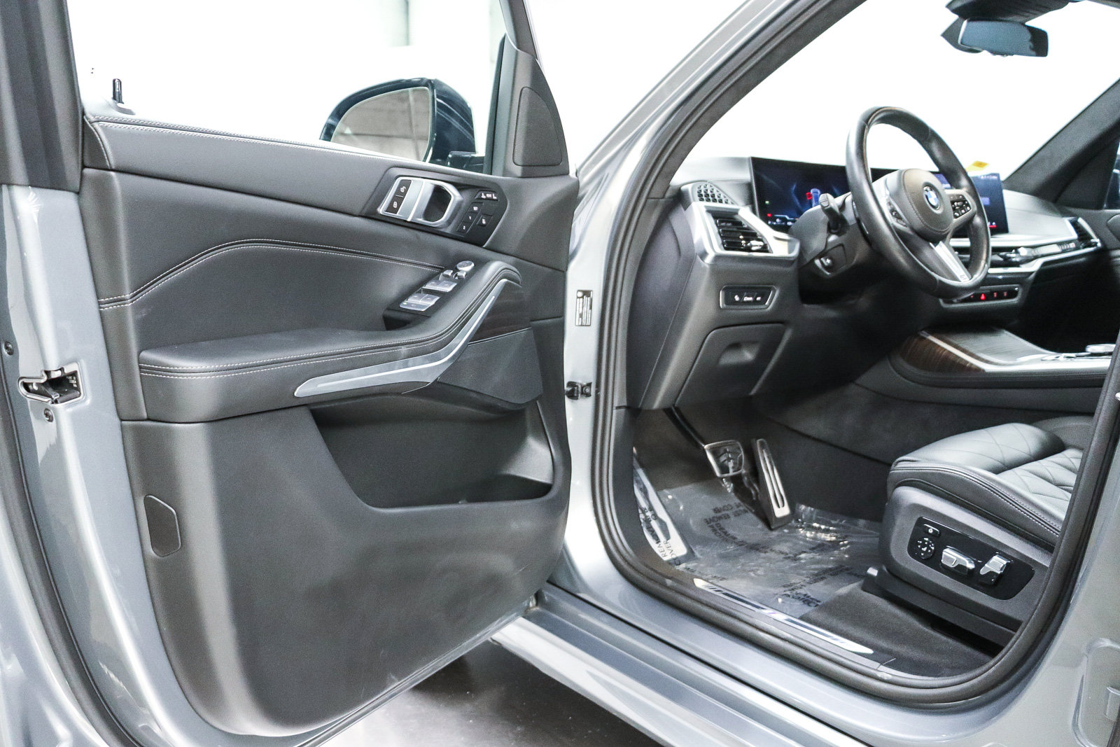 Certified 2024 BMW X7 xDrive40i w/ M Sport Package AWD/4WD image 24