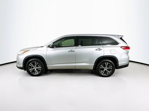 Used 2018 Toyota Highlander LE image 4