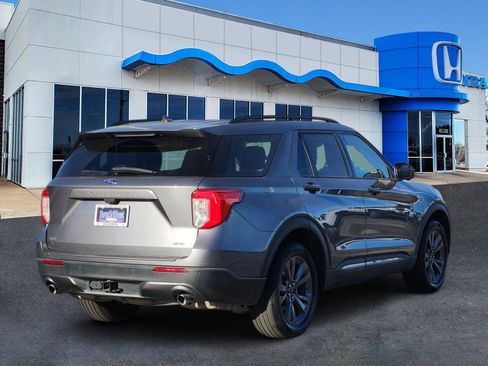 Used 2022 Ford Explorer XLT w/ Equipment Group 202A image 5
