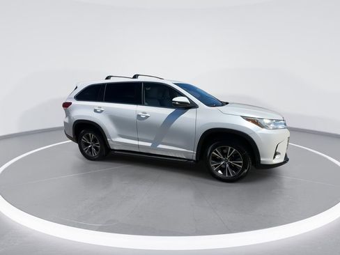 Used 2017 Toyota Highlander LE w/ Carpet Mat Package FWD image 16
