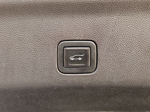 Used 2021 Chevrolet Suburban Premier w/ Premium Package image 7