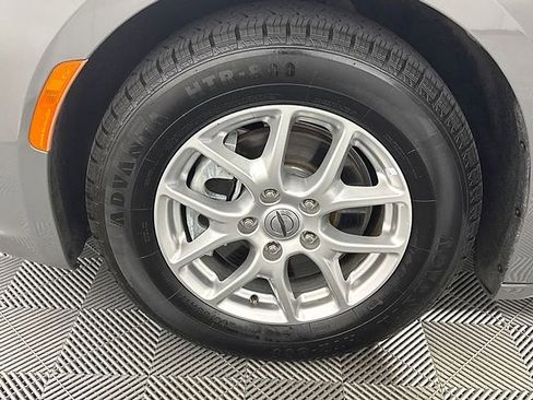 Used 2023 Chrysler Pacifica Touring-L FWD image 15