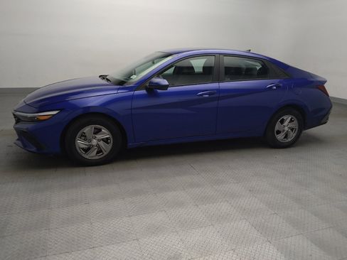 Used 2024 Hyundai Elantra SE FWD image 2