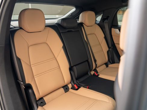 Certified 2025 Porsche Cayenne Coupe AWD/4WD image 23