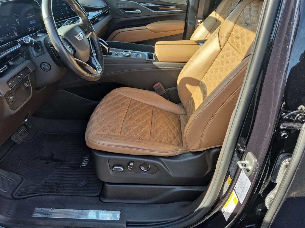 Used 2021 Cadillac Escalade Premium Luxury AWD/4WD image 12
