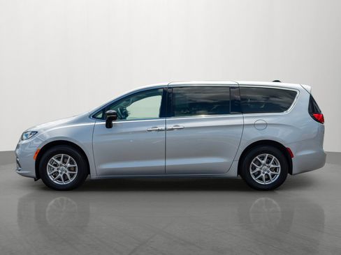 Used 2024 Chrysler Pacifica Touring-L FWD image 4