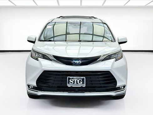 Used 2022 Toyota Sienna XLE AWD/4WD image 2