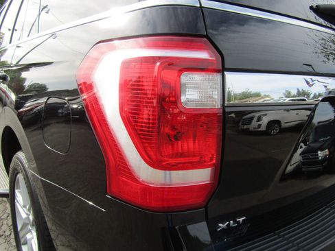 Used 2018 Ford Expedition XLT w/ Equipment Group 202A AWD/4WD image 11
