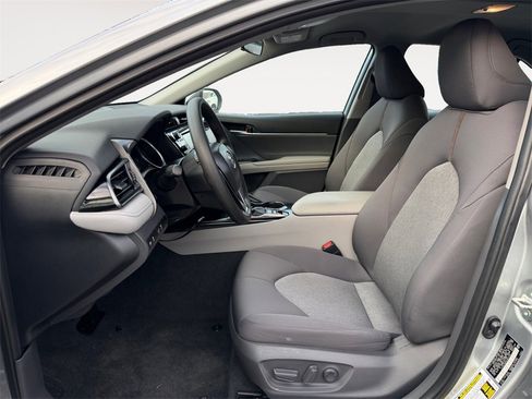 Used 2020 Toyota Camry LE image 10