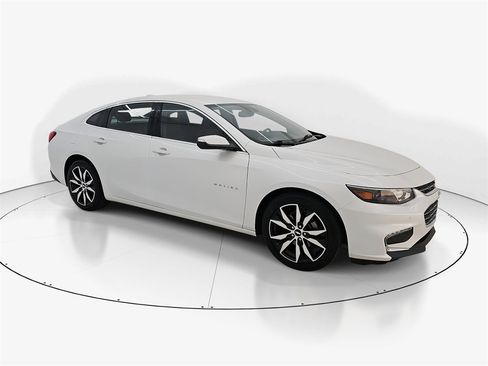 Used 2018 Chevrolet Malibu LT w/ Leather Package image 4