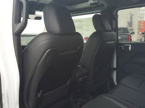 New 2025 Jeep Gladiator Rubicon image 14