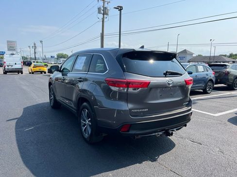 Used 2018 Toyota Highlander XLE AWD/4WD image 3