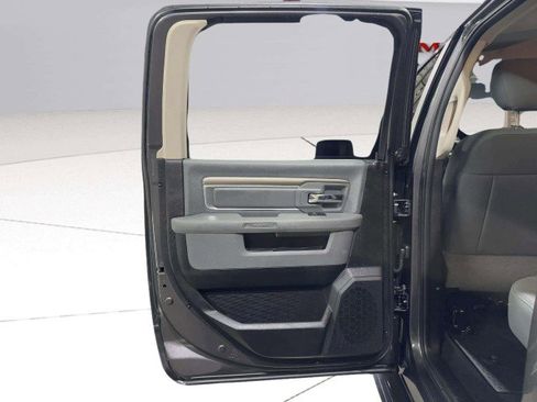 Used 2019 RAM 1500 Classic SLT image 37