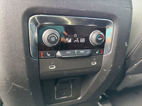 Used 2023 Chevrolet Suburban Premier image 36