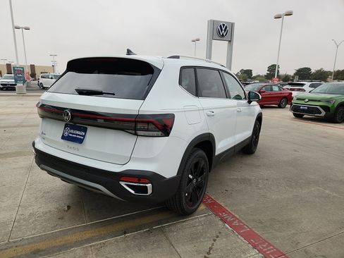 New 2026 Volkswagen Taos SE image 7