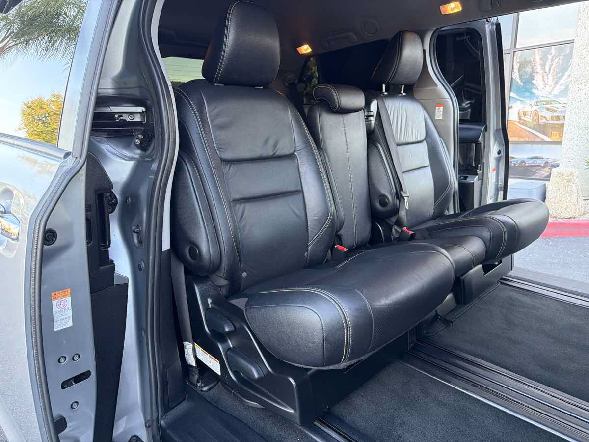 Used 2018 Toyota Sienna SE FWD image 43
