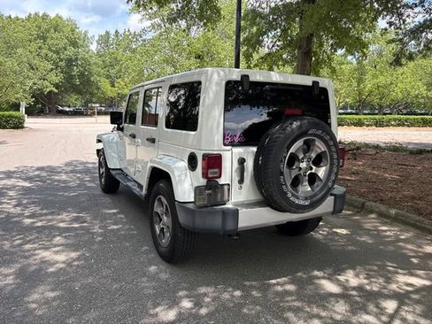 Used 2018 Jeep Wrangler Unlimited Sahara AWD/4WD image 3
