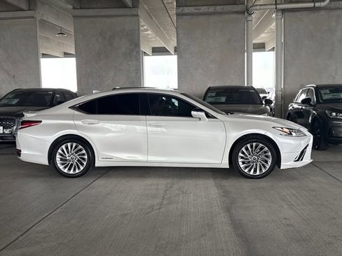 Used 2019 Lexus ES 300h Ultra Luxury w/ Accessory Package 2 image 4