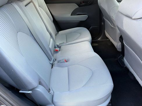 Used 2022 Toyota Highlander LE FWD image 28