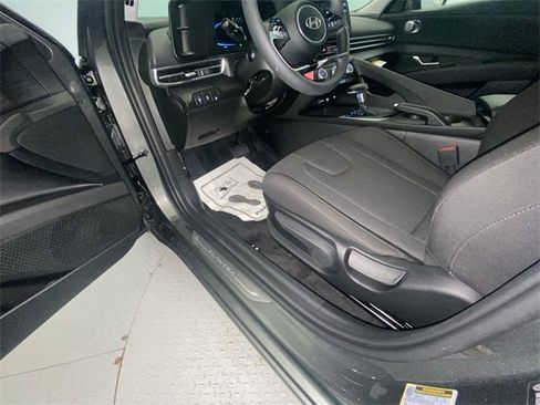 Used 2025 Hyundai Elantra SE image 12