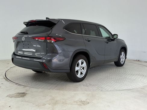 Used 2025 Toyota Highlander LE FWD image 9